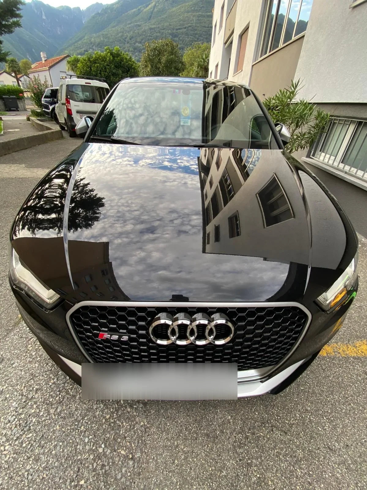 Audi RS3 nera lucida con riflesso del cielo dopo un Wash Gold a Lugano