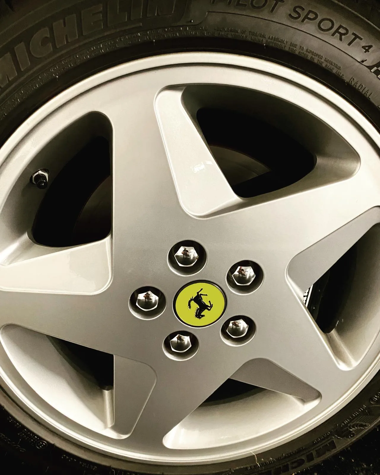 Cerchio Ferrari a 5 razze con gomma Michelin Pilot Sport 4 lucidata