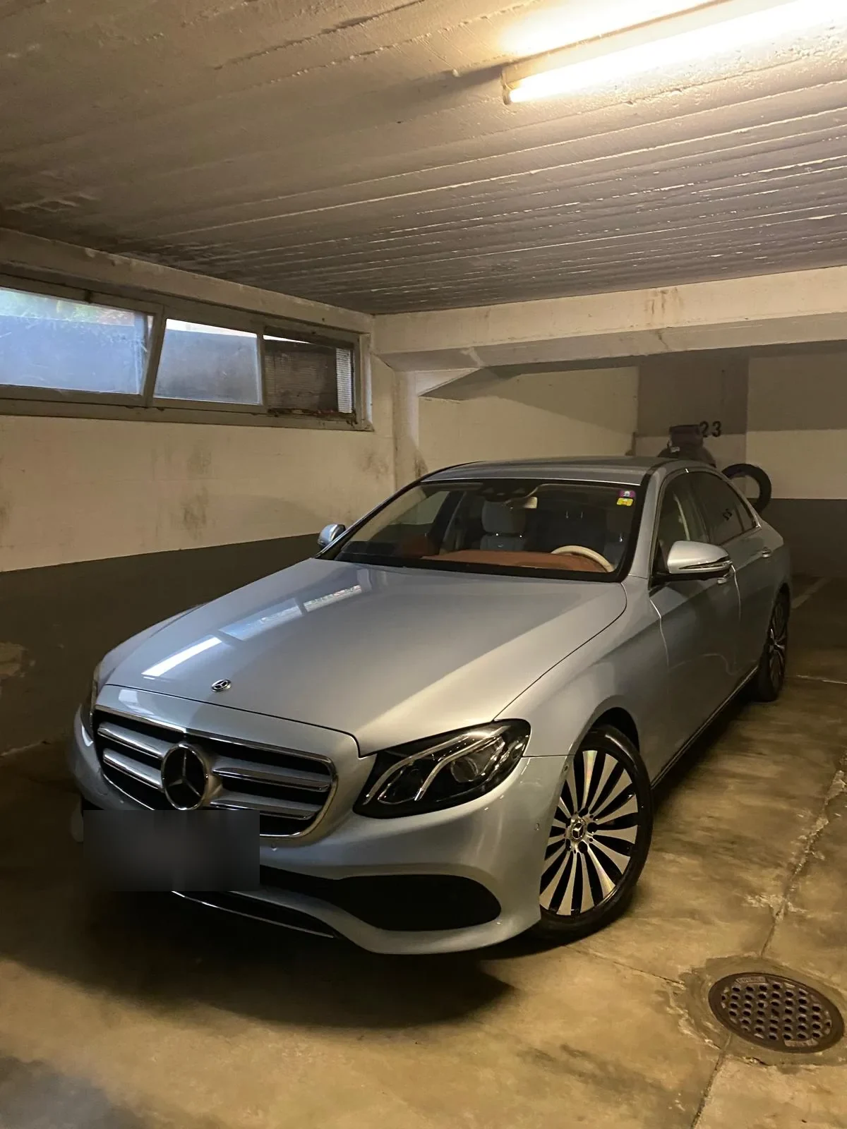 Mercedes Classe E grigia metallizzata in garage dopo Wash Gold