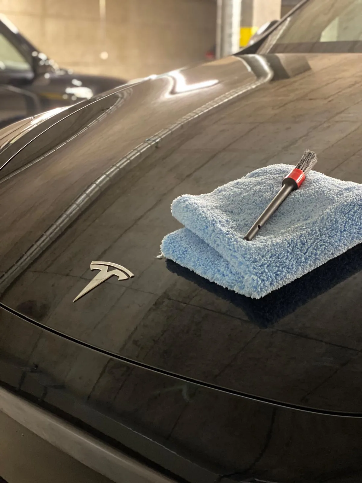 Microfibra premium e pennello detailing su una Tesla Model 3 nera