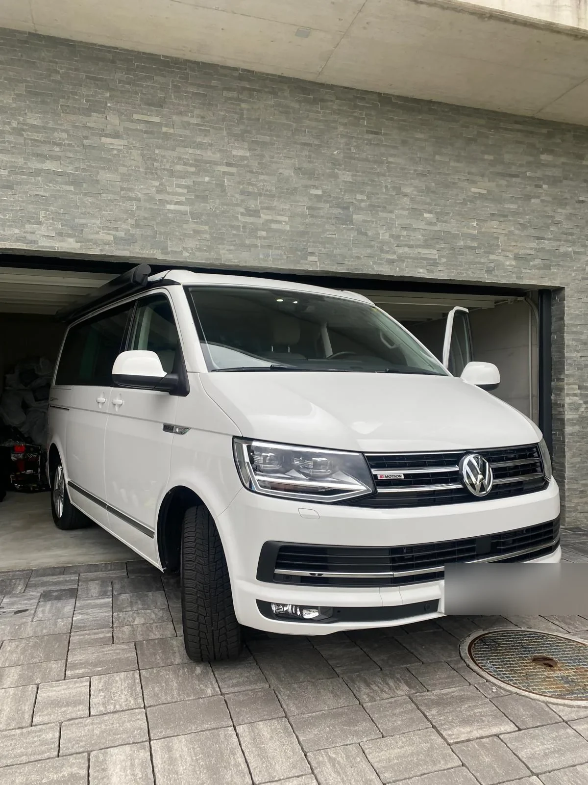 VW T6 California 4Motion bianco fronte parcheggiato a Lugano
