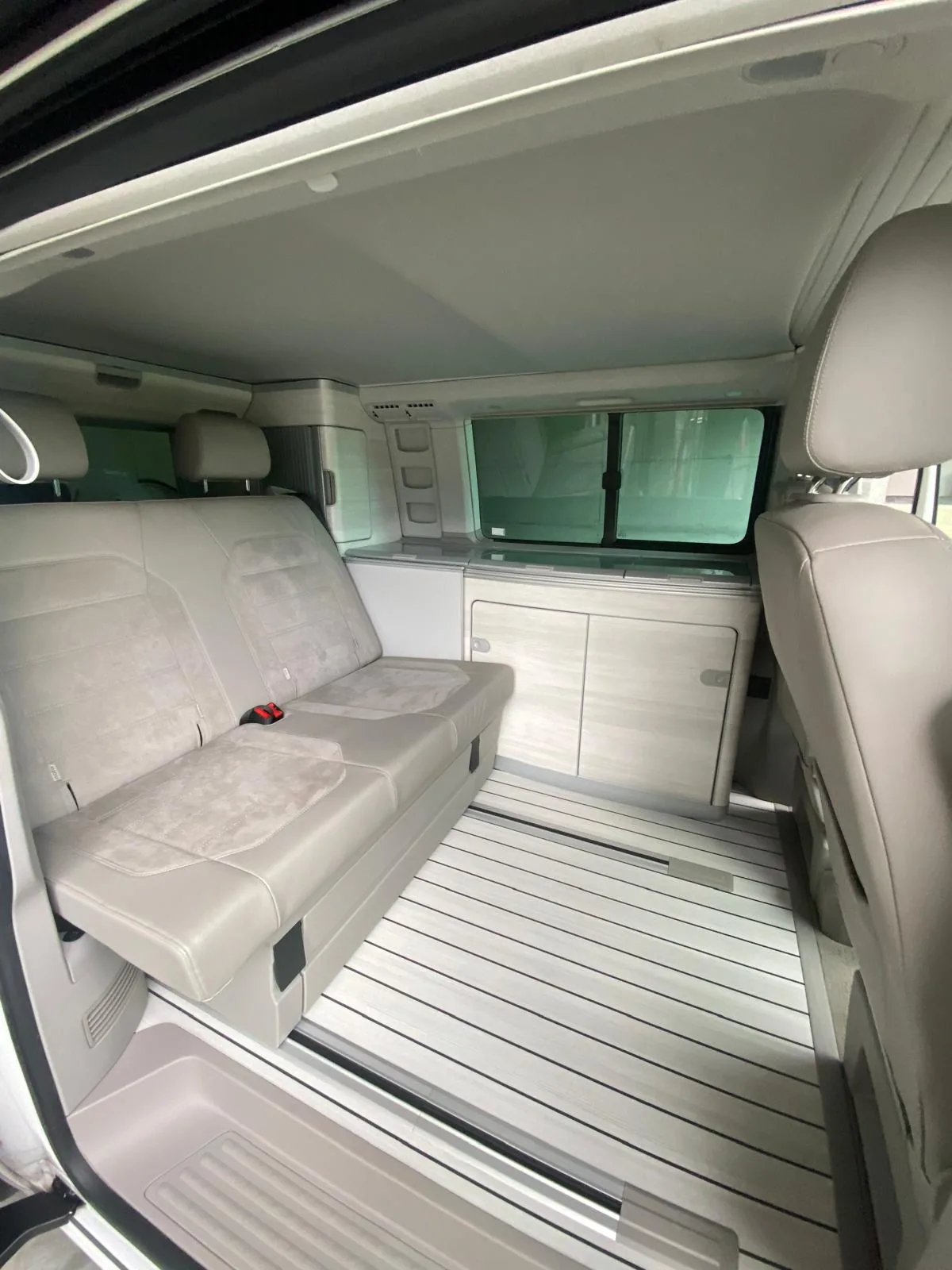 Salotto interno di un VW T6 California con tessuti chiari igienizzati
